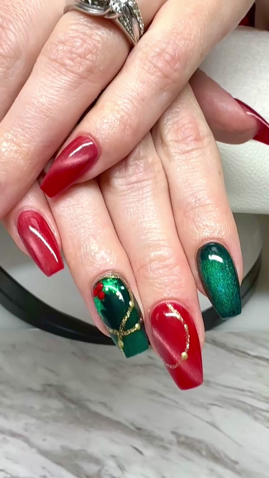 Christmas set with red cat-eye and green chrome nails and gold detail